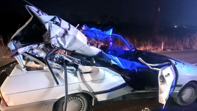 TIR'a çarpan otomobilin sürücüsü yaralandı, eşi öldü