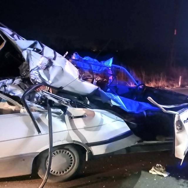 TIR'a çarpan otomobilin sürücüsü yaralandı, eşi öldü