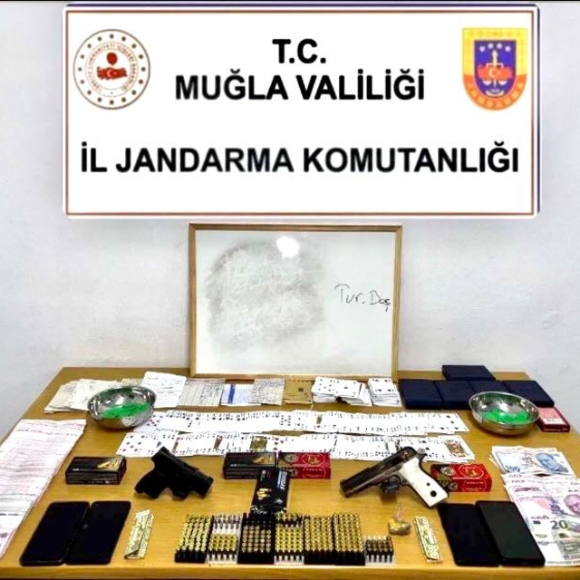 Bodrum'da kıraathaneye kumar ve uyuşturucu operasyonu düzenlendi