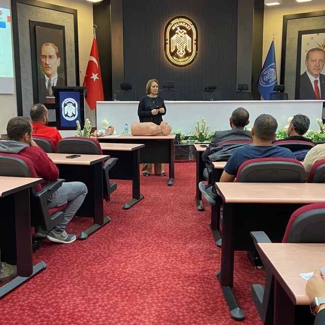 Kayseri Büyükşehir Belediyesi personeline "bağımlılıkla mücadele" eğitimi v...