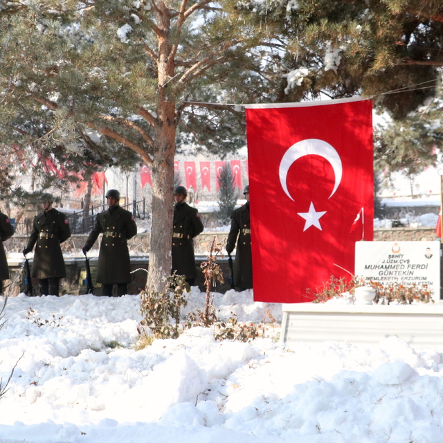 Erzurum'da 58 yıl önce yangında şehit olan 65 asker mezarları başında anıld...