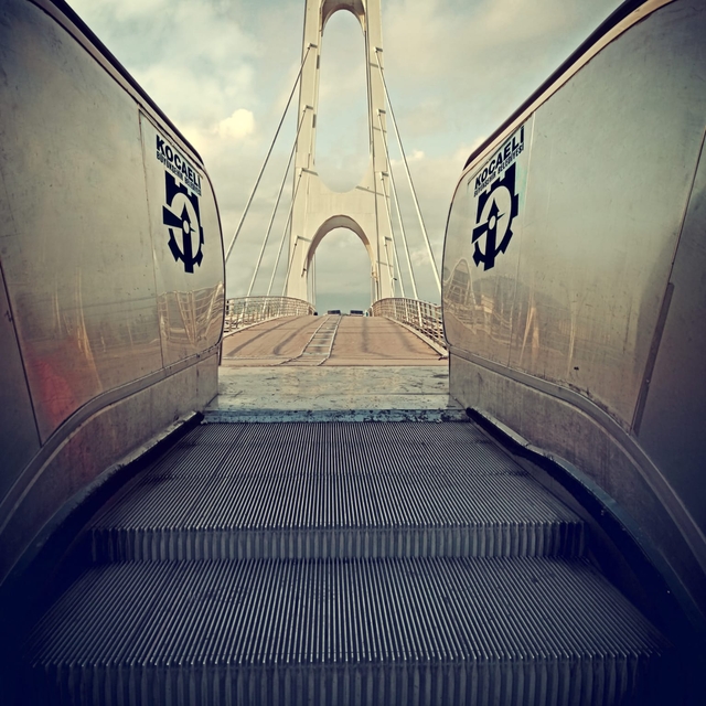 Kocaeli'de "stop" butonuna basılarak arızalanan yürüyen merdivenlere ortala...