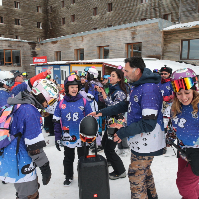 Kartalkaya kayakseverleri ağırladı