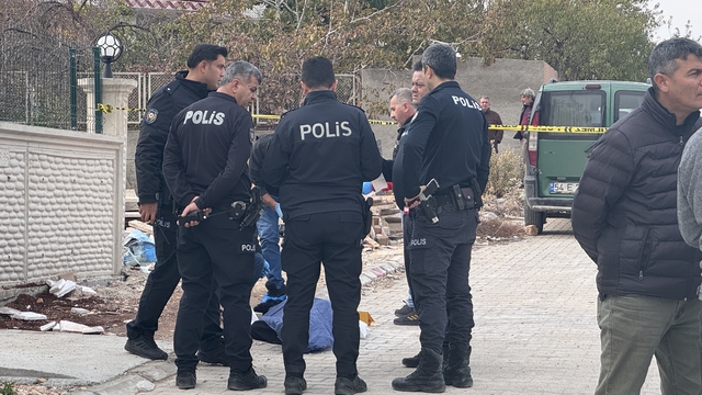 Yeni aldıkları evi temizlemeye giden eşini sokak ortasında öldürdü
