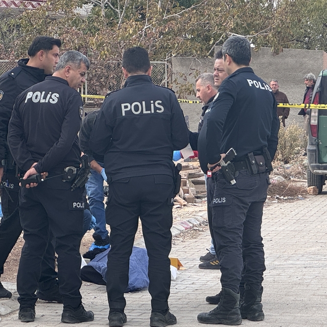 Yeni aldıkları evi temizlemeye giden eşini sokak ortasında öldürdü