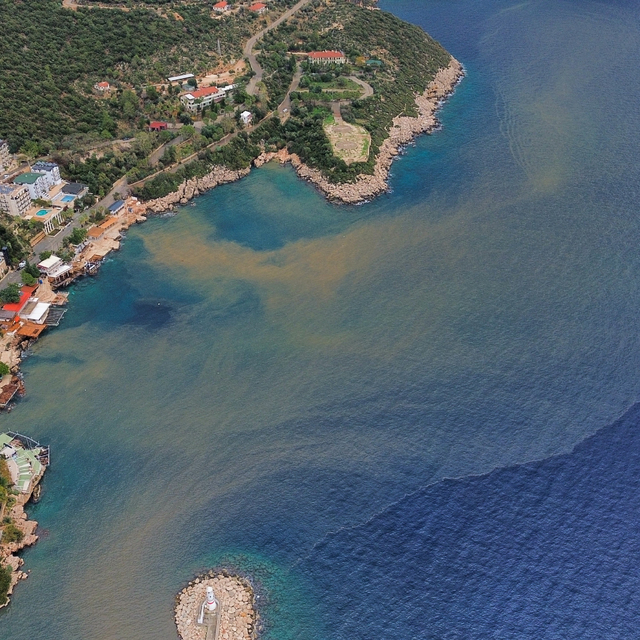 Kaş'ta sağanak sonrası denizin rengi kısmen değişti
