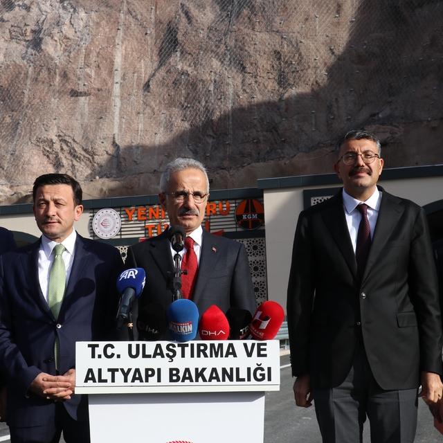 Bakan Uraloğlu, Hakkari'deki Yeniköprü Tüneli'nde incelemelerde bulundu: