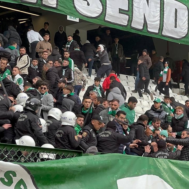 Sahaya girmek isteyen Konyaspor taraftarına polis müdahale etti