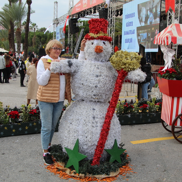 Antalya'da düzenlenen "14. Uluslararası Alanya Yeni Yıl Pazarı" başladı