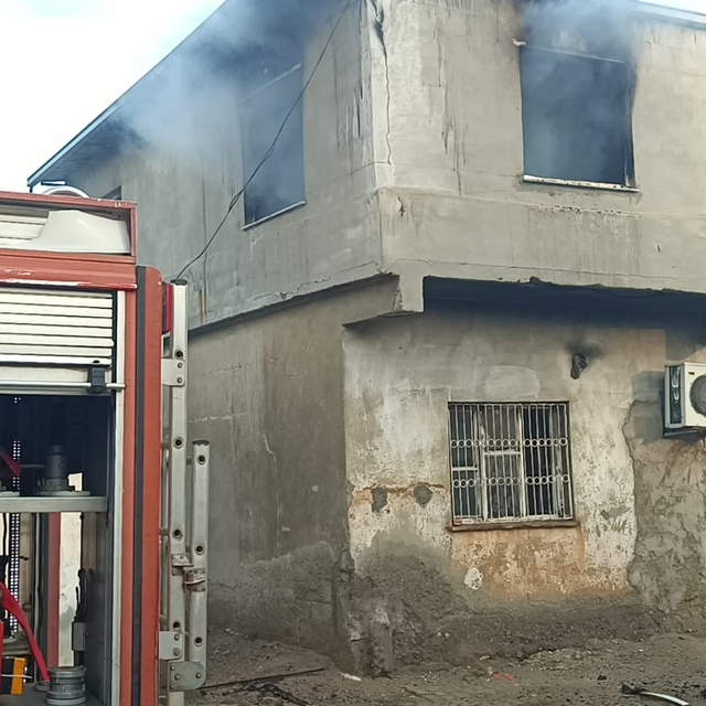 Adana'da evde çıkan yangında 1 kişi dumandan etkilendi