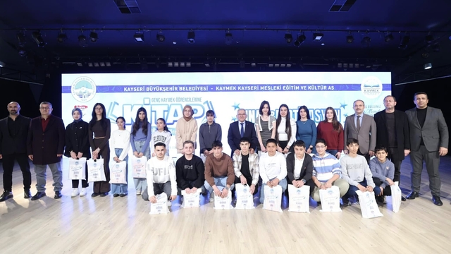Büyükşehir Belediyesi, öğrencilere 1350 kaynak kitap dağıttı