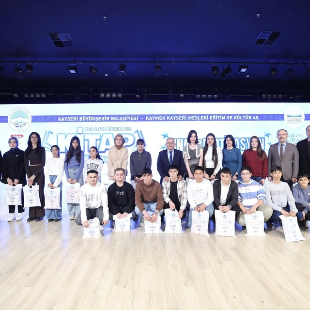 Büyükşehir Belediyesi, öğrencilere 1350 kaynak kitap dağıttı