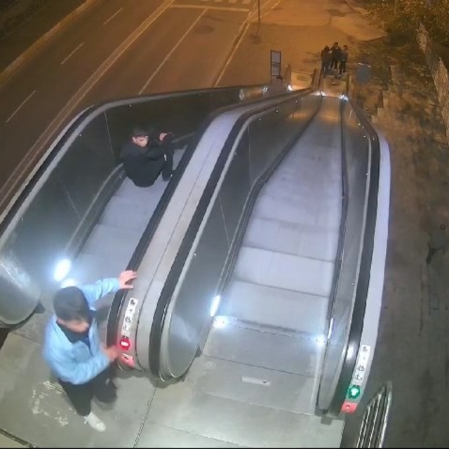 Yürüyen merdivenin 'stop' düğmesine 66 günde 466 kez 'gereksiz yere' bastıl...