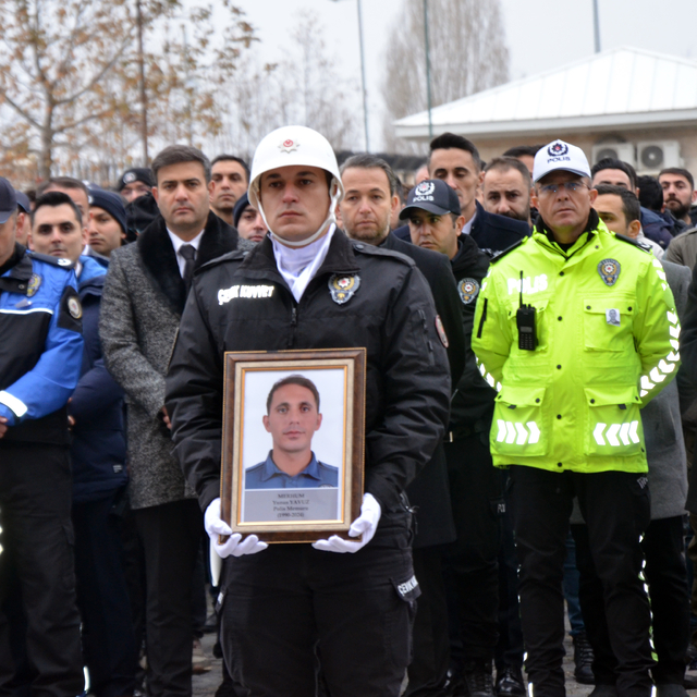 Muş'ta kalp krizi sonucu hayatını kaybeden polis memuru için tören düzenlen...