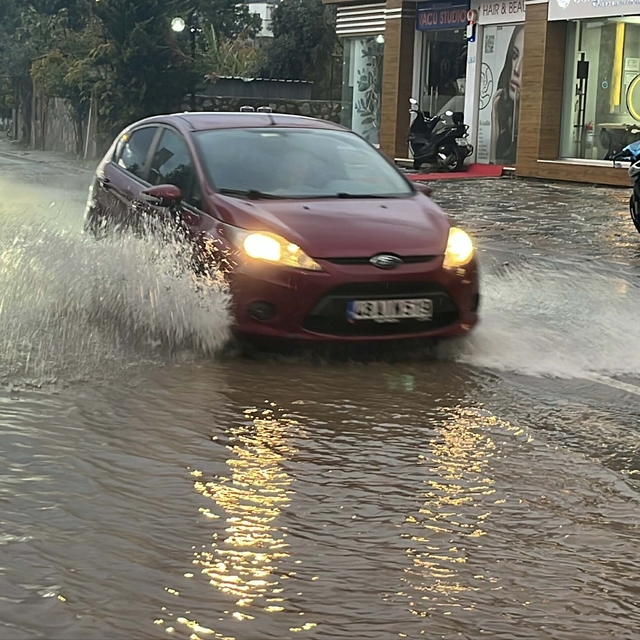 Bodrum'da sağanak; cadde ve sokaklar suyla doldu