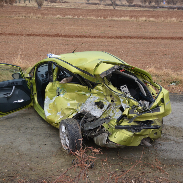 Uşak'ta otomobilin traktörün römorkuna çarpması sonucu 2 kişi yaralandı