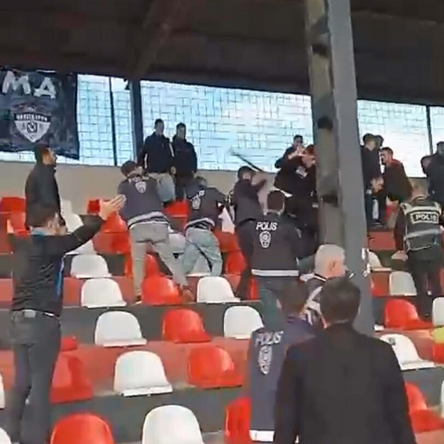 Maç sonrası bir taraftarın 'top' çaldığı iddiası arbedeye neden oldu; 10 ya...