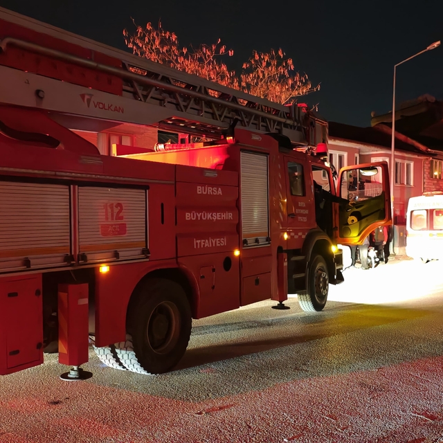 Bursa'da 5 katlı binanın çatısında çıkan yangın söndürüldü