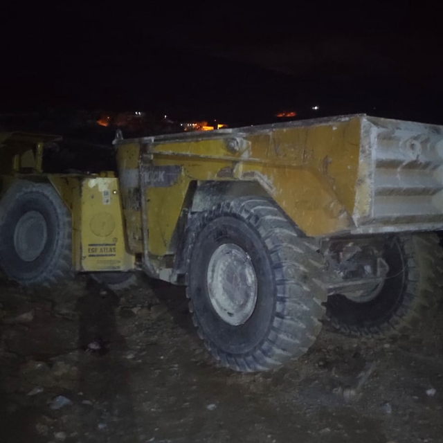 İzmir'de devrilen maden kamyonunun sürücüsü öldü