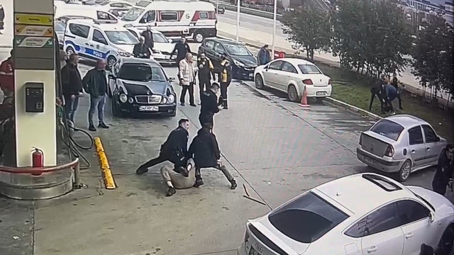 Akaryakıt istasyonunda çalışanlar ile müşteriler arasındaki 'orak'lı kavga kamerada; 7 yaralı