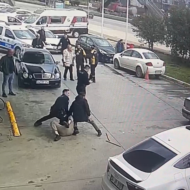 Akaryakıt istasyonunda çalışanlar ile müşteriler arasındaki 'orak'lı kavga...