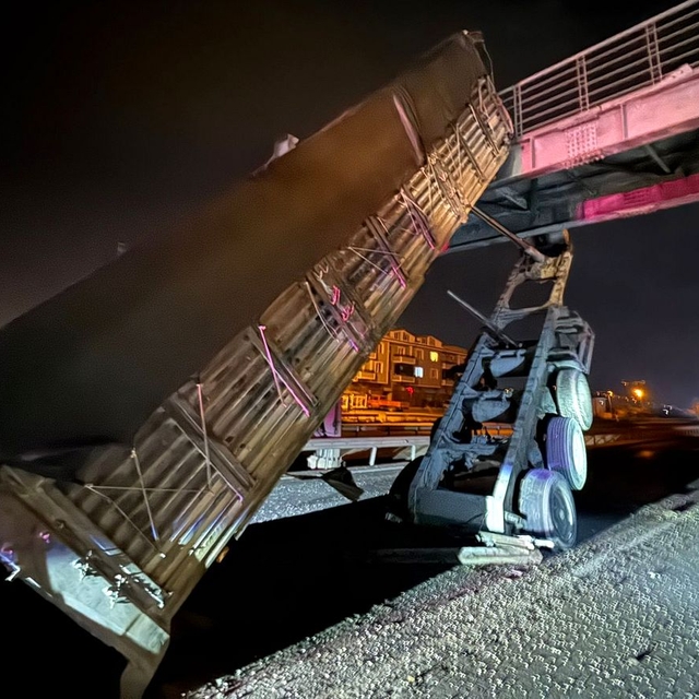 Sakarya'da seyir halindeki tırın açılan damperi üst geçitte asılı kaldı