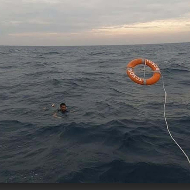 Seferihisar'da botları su alan 30 kaçak göçmenden 25'i kurtarıldı, 5'i aran...