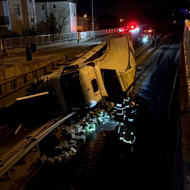Kocaeli'de devrilen tır ulaşımı aksattı