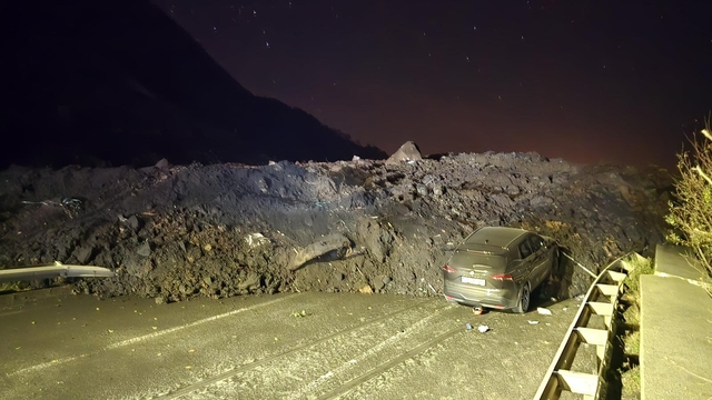 Artvin'de heyelan; Karadeniz Sahil Yolu ulaşıma kapandı (2)-Yeniden