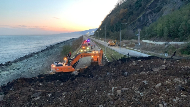 Artvin'de heyelan; Karadeniz Sahil Yolu ulaşıma kapandı (2)