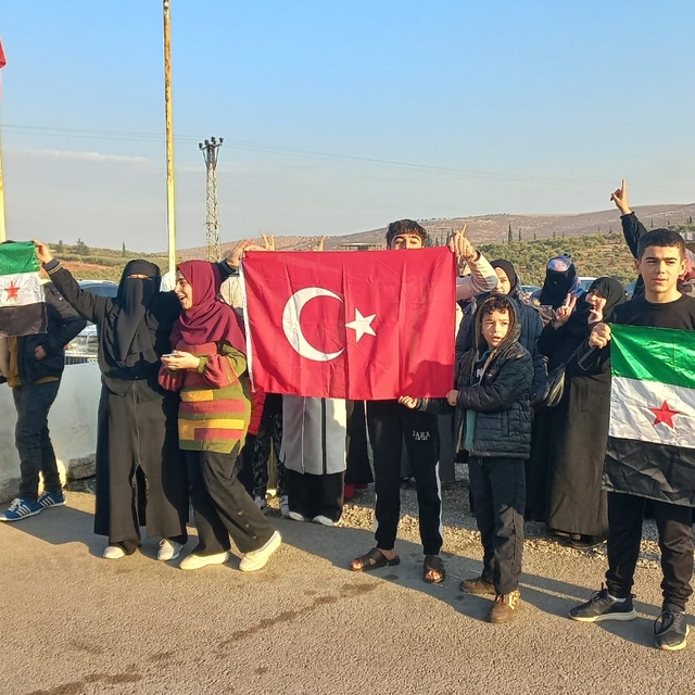 Cilvegözü Gümrük Kapısı'nda kutlama; 'Artık özgürüz, herkes vatanına dönsün...