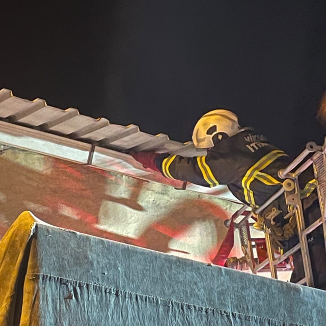 Tokat'ta çatı oluğuna sıkışan yavru kediyi itfaiye kurtardı