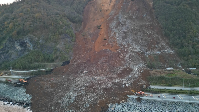 Artvin'de heyelan; Karadeniz Sahil Yolu ulaşıma kapandı (3)