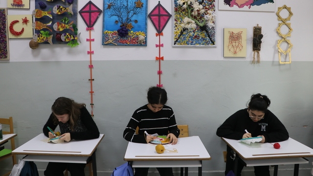 Özel öğrenciler, atık malzemelerden yaptıkları ürünlerle geri dönüşümün önemine dikkati çekiyor