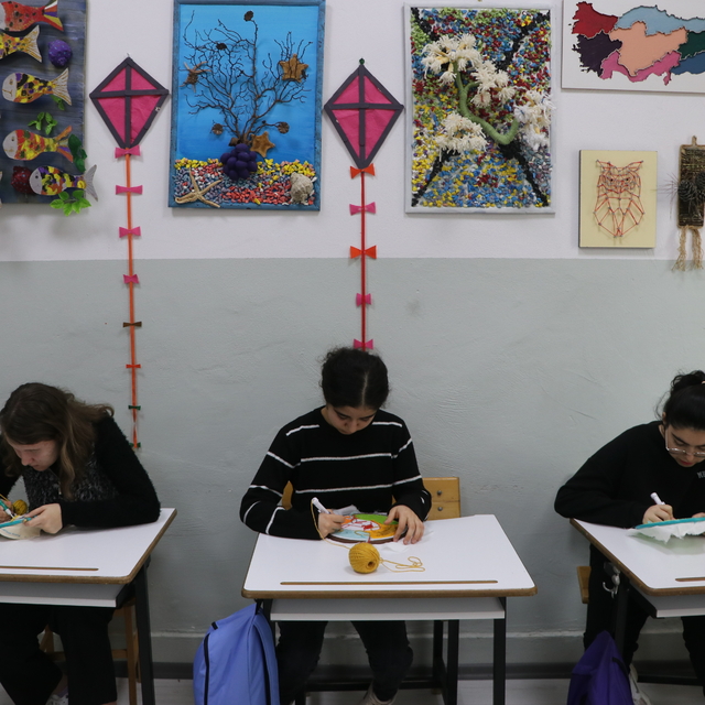 Özel öğrenciler, atık malzemelerden yaptıkları ürünlerle geri dönüşümün öne...