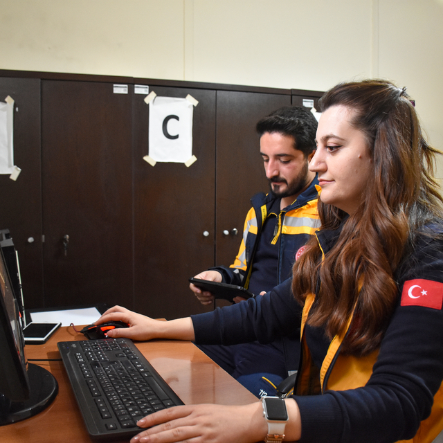 Sağlık çalışanı çift, aynı ambulansta hastaların imdadına yetişiyor