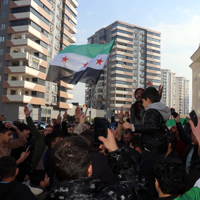 Esad rejimi kontrolü kaybetti, Şanlıurfa ve Gaziantep'te Suriyeliler kutlam...