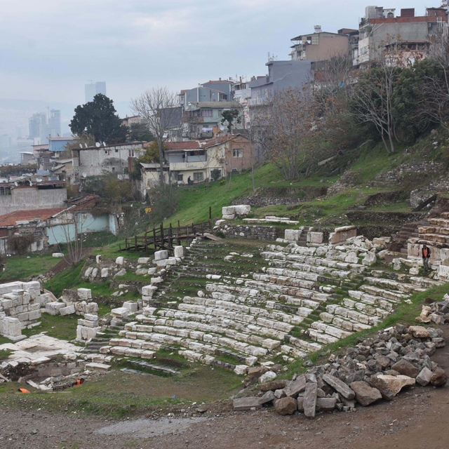 Smyrna Antik Kenti Tiyatrosu'nun basamakları her geçen gün ortaya çıkıyor