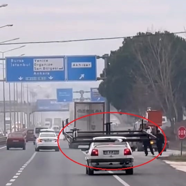 Demir karyolayı otomobilinin tavanında taşıdı