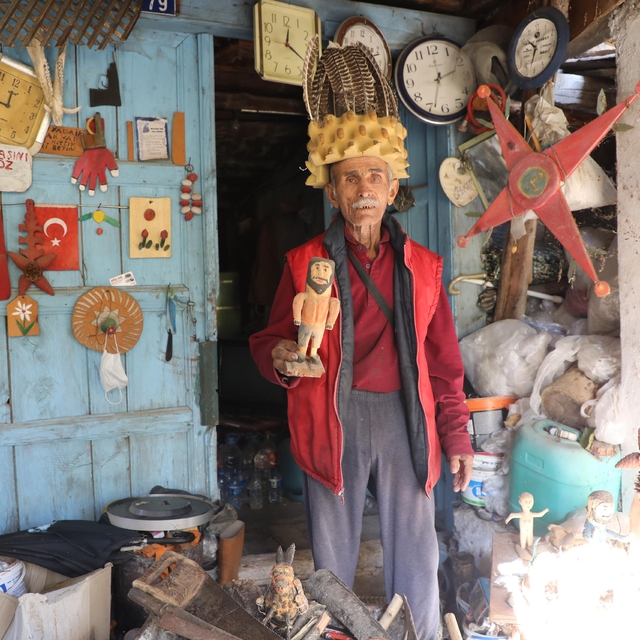 Taş ve ağaç parçaları Kemal dedenin elinde dekoratif ürünlere dönüşüyor