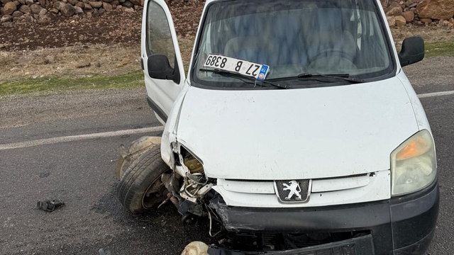 Şırnak'ta iki hafif ticari aracın çarpıştığı kazada 3 kişi yaralandı