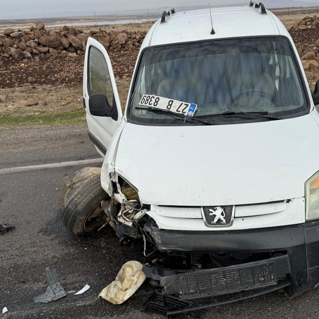 Şırnak'ta iki hafif ticari aracın çarpıştığı kazada 3 kişi yaralandı