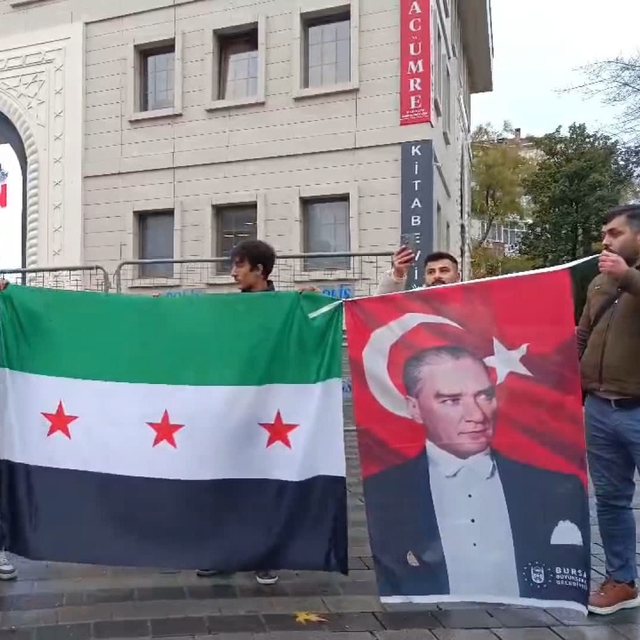 Bursa'da Suriyelilerden Atatürk posterleriyle kutlama