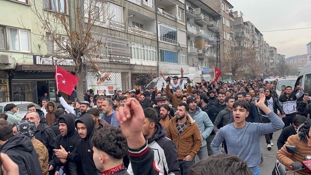 Esad rejimi kontrolü kaybetti, Kayseri'de yaşayan Suriyeliler kutlama yaptı