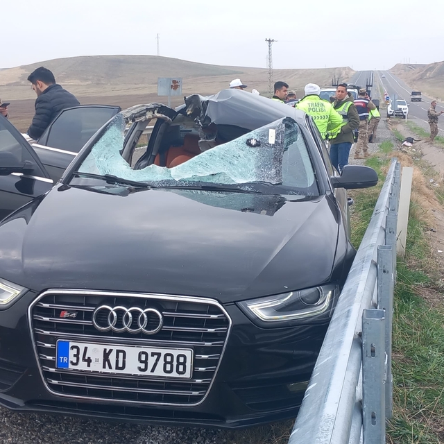 TIR'ın fırlayan tekeri, karşı yöndeki otomobilin üzerine düştü: 1 ölü