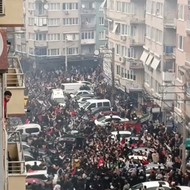 Bursa'da Suriyelilerden Atatürk posterleriyle kutlama (2)
