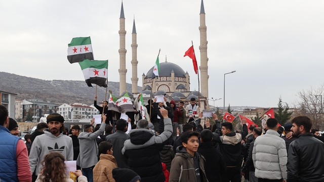 Kayseri, Nevşehir ve Niğde'de Suriyeliler, Baas rejiminin devrilmesini kutladı