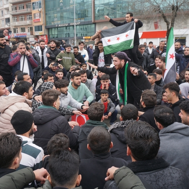 Siirt'te yaşayan Suriyelilerden havai fişekli kutlama