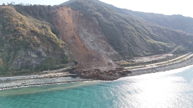 Artvin'de heyelan; Karadeniz Sahil Yolu ulaşıma kapandı (6)