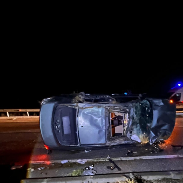 Afyonkarahisar'da refüje çarpan otomobilin sürücüsü öldü